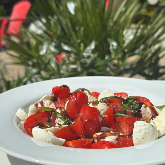 There’s nothing like some lunch in the sunshine 🌞 and a caprese salad always makes it better !! enjoy it while it lasts 😎 #sunlover #foodlover #grubgalore